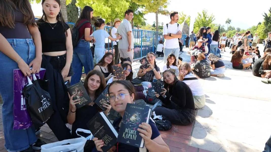 Antalya Kitap Fuarı Ziyaretçi Patlaması Yaşadı! 1